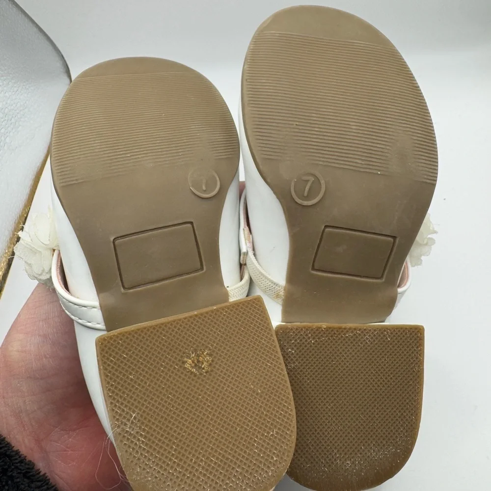 Girls Toddler Size 7 Off White/Cream Dress Shoes with Glossy Finish & Pearls